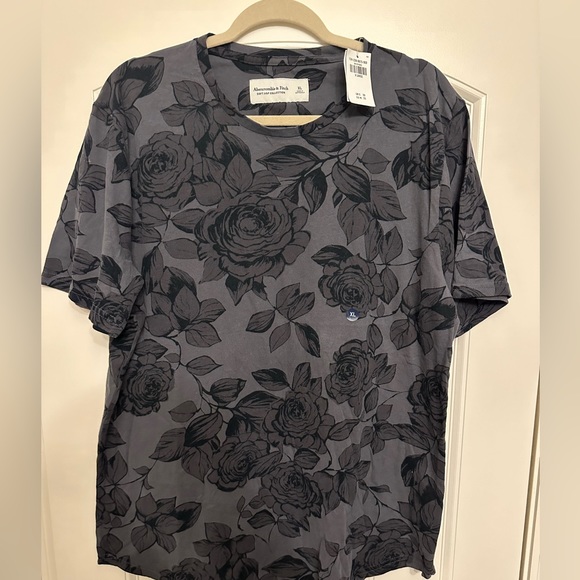 Abercrombie and Fitch XL floral black tee shirt - new - Picture 1 of 2